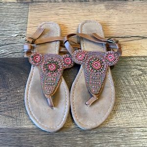 Mukluks boho style beaded sandal size 7 brown with pink